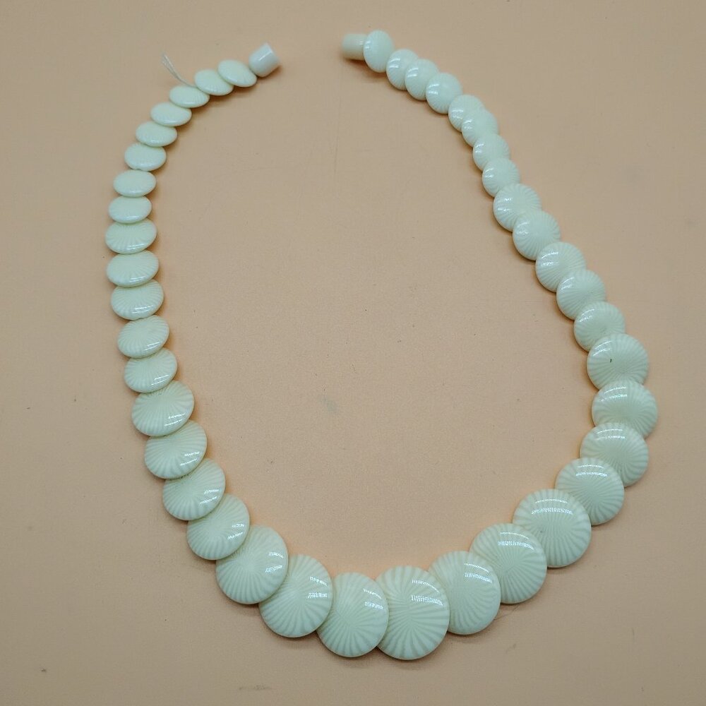 Vintage Cream Lucite? Flat Disk Graduated Size Bead Necklace choker NICE!